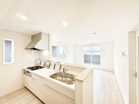 �L�b�`�� �u�₩�ȕ����ʂ蔲����L�b�`���B��������̂Ŗ��邭���C�ɂ��𗧂��܂��B