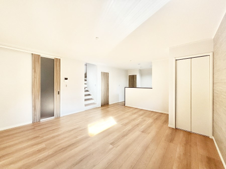 ���r���O ���邢�z���������A�����̕��͋C�ɖ�������郊�r���O�E�_�C�j���O�B 