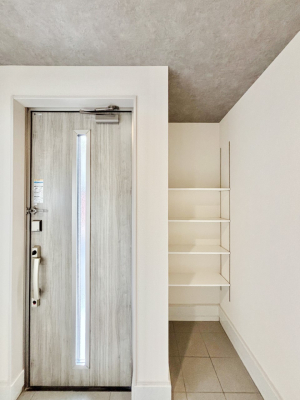 ���� �K���X�X���b�g�̓��������փh�A�������Ɍ���͂��Ă���܂��@