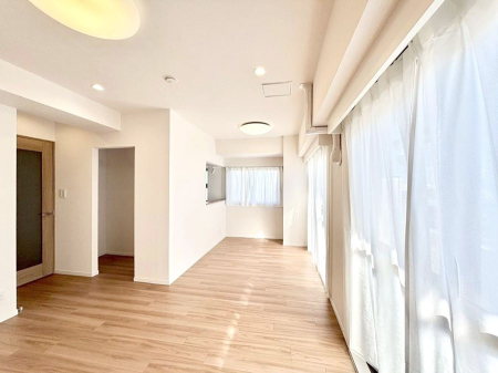 ���r���O ���R������荞�܂�A�Ƒ��c���̏ꏊ�𖾂邭���o