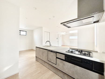 �L�b�`�� ���r���O�ŗV�Ԃ��q�l�������Ȃ��炨�������ł���ΖʃL�b�`��