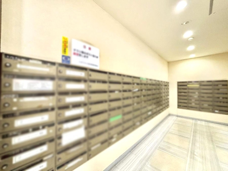 ���̑� �|�X�g�̓G���g�����X���ɂ���̂ŉJ�ɔG�ꂸ�X�ւ��󂯎��܂��ˁI