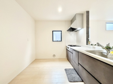 �L�b�`�� �u�₩�ȕ����ʂ蔲����L�b�`���B��������̂Ŗ��邭���C�ɂ��𗧂��܂��B 