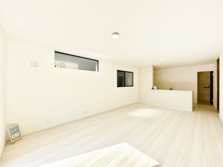 ���̑����� �Ƒ��̏Ί炪���R�Ɛ��܂�Ă���A����ȕ��͋C�̃_�C�j���O�Ɏd�オ���Ă��܂��B