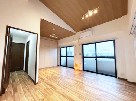 ���r���O ���R������荞�܂�A�Ƒ��c���̏ꏊ�𖾂邭���o