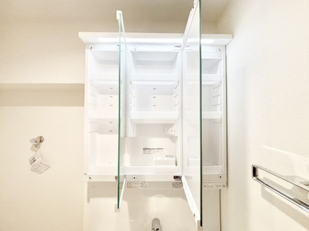 ���̑����� �O�ʋ��̗��ɁA���ϕi��q���p�i�Ȃǂ����[�\�B���ʑ����������ƕۂ��܂��I