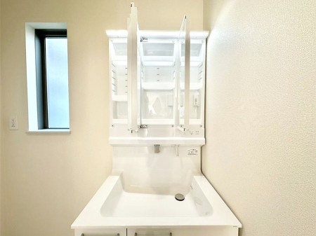 ���̑����� �O�ʋ��̗��ɁA���ϕi��q���p�i�Ȃǂ����[�\�B���ʑ����������ƕۂ��܂��I