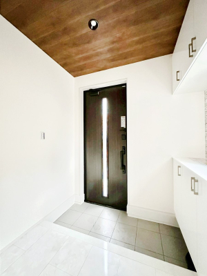 ���� �K���X�X���b�g�̓��������փh�A�������Ɍ���͂��Ă���܂��@