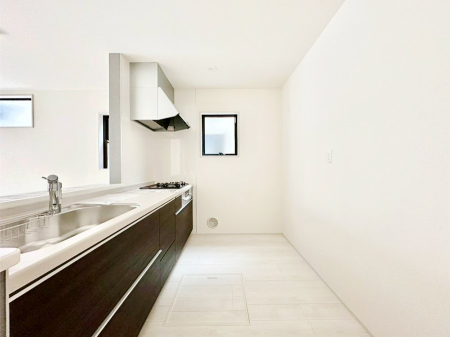 �L�b�`�� �u�₩�ȕ����ʂ蔲����L�b�`���B��������̂Ŗ��邭���C�ɂ��𗧂��܂��B�@