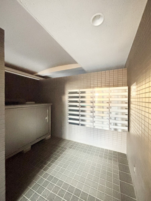 ���̑� �|�X�g�̓G���g�����X���ɂ���̂ŉJ�ɔG�ꂸ�X�ւ��󂯎��܂��ˁI