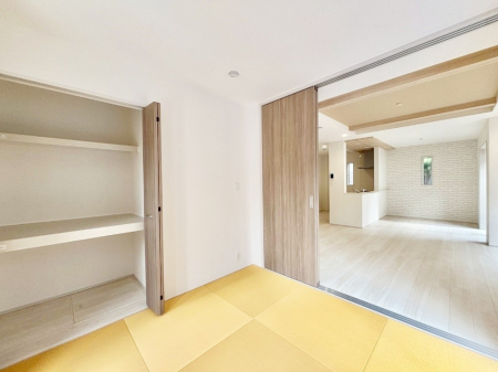 ���̑����� ���r���O�Ɨׂ荇���Ă���a���B�ق��ƈꑧ�ł���a�̋�Ԃł��B