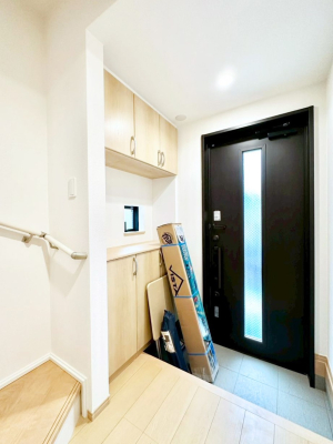 ���� �K���X�X���b�g�̓��������փh�A�������Ɍ���͂��Ă���܂�