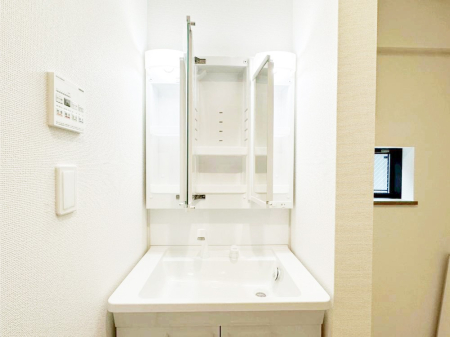 ���̑����� �O�ʋ��̗��ɁA���ϕi��q���p�i�Ȃǂ����[�\�B���ʑ����������ƕۂ��܂��I