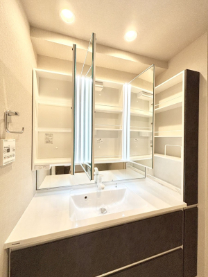 ���̑����� �O�ʋ��̗��ɁA���ϕi��q���p�i�Ȃǂ����[�\�B���ʑ����������ƕۂ��܂��I