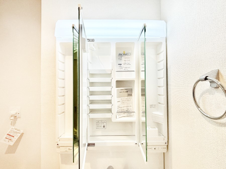 ���ʑ�E���ʏ� �O�ʋ��̗��ɁA���ϕi��q���p�i�Ȃǂ����[�\�B���ʑ����������ƕۂ��܂��I  