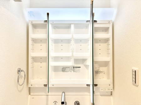 ���̑����� �O�ʋ��̗��ɁA���ϕi��q���p�i�Ȃǂ����[�\�B���ʑ����������ƕۂ��܂��I