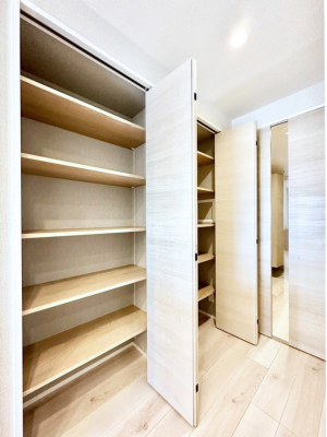 ���[ �L�b�`�����ɂ�����[�I�B���p�i�̃X�g�b�N�Ȃǂ���������[�ł��܂��B