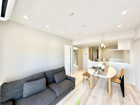 ���r���O �������������͋C�̃��r���O�͉Ƒ��݂�Ȃ̉��K���