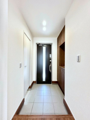 ���� �K���X�X���b�g�̓��������փh�A�������Ɍ���͂��Ă���܂�