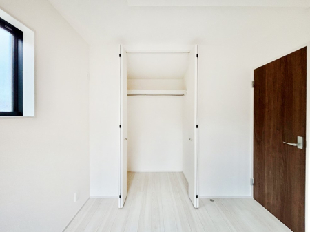 ���[ �m���̃N���[�[�b�g�B���s��������̂Ō���̈ߗނ�����������܂�܂�