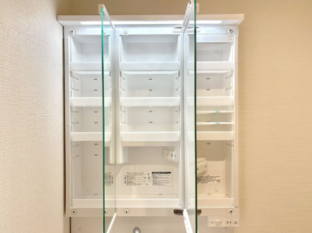 ���̑����� �O�ʋ��̗��ɁA���ϕi��q���p�i�Ȃǂ����[�\�B���ʑ����������ƕۂ��܂��I