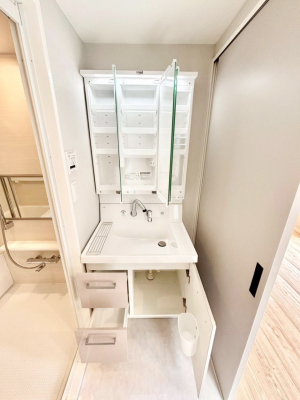 ���̑����� �O�ʋ��̗��ɁA���ϕi��q���p�i�Ȃǂ����[�\�B���ʑ����������ƕۂ��܂��I