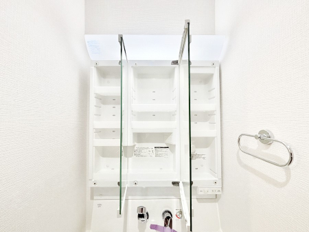 ���̑����� �O�ʋ��̗��ɁA���ϕi��q���p�i�Ȃǂ����[�\�B���ʑ����������ƕۂ��܂��I