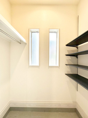 ���[ �V���[�Y�C���N���[�N�t���I�J���x�r�[�J�[���u���܂��B 