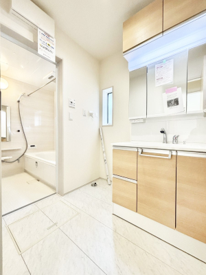 ���ʑ�E���ʏ� �O�ʋ������������ʉ��ϑ�ł��B 