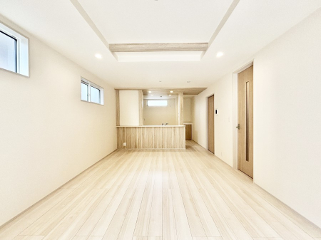 ���r���O ���邢�z���������A�����̕��͋C�ɖ�������郊�r���O�E�_�C�j���O�B 