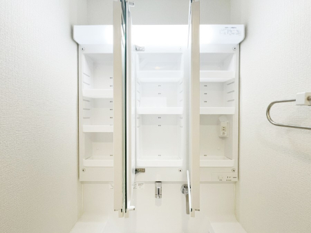 ���̑����� �O�ʋ��̗��ɁA���ϕi��q���p�i�Ȃǂ����[�\�B���ʑ����������ƕۂ��܂��I