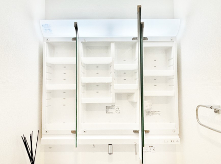 ���̑����� �O�ʋ��̗��ɁA���ϕi��q���p�i�Ȃǂ����[�\�B���ʑ����������ƕۂ��܂��I