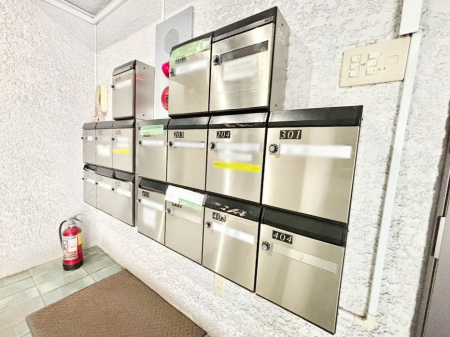 ���̑� �|�X�g�̓G���g�����X���ɂ���̂ŉJ�ɔG�ꂸ�X�ւ��󂯎��܂�