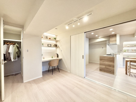 ���̑����� ���r���O�ɗאڂ����m���B�����˂��J������ƃ��r���O�ƌq����e���̋�Ԃɕϐg�I