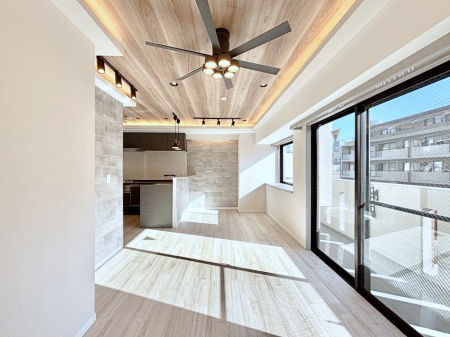 ���r���O ���R������荞�܂�A�Ƒ��c���̏ꏊ�𖾂邭���o