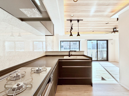 �L�b�`�� ���������Ȃ��炲�Ƒ��Ƃ̉�b���y���߂�ΖʃJ�E���^�[�L�b�`��  