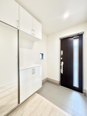 ���� �K���X�X���b�g�̓��������փh�A�������Ɍ���͂��Ă���܂� 