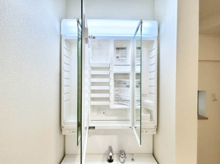 ���̑����� �O�ʋ��̗��ɁA���ϕi��q���p�i�Ȃǂ����[�\�B���ʑ����������ƕۂ��܂��I