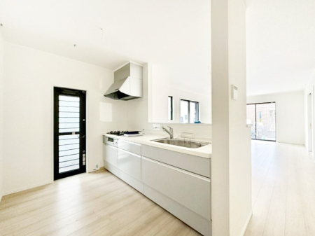 �L�b�`�� ���Ƒ��̉�b�e�ޑΖʃL�b�`���B���������̃p�p�}�}�����Ƒ��Ɖ߂������Ԃ����������I