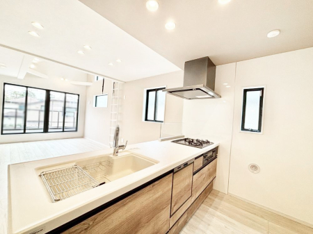 �L�b�`�� ���r���O�ŗV�Ԃ��q�l�������Ȃ��炨�������ł���ΖʃL�b�`��