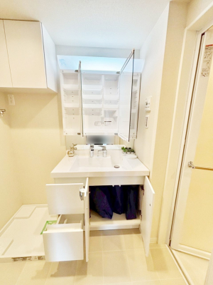 ���̑����� �O�ʋ��̗��ɁA���ϕi��q���p�i�Ȃǂ����[�\�B���ʑ����������ƕۂ��܂��I