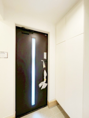 ���� �K���X�X���b�g�̓��������փh�A�������Ɍ���͂��Ă���܂�