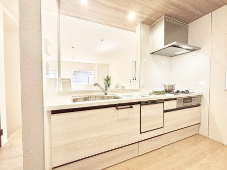 �L�b�`�� ���r���O�ŗV�Ԃ��q�l�������Ȃ��炨�������ł���ΖʃL�b�`��