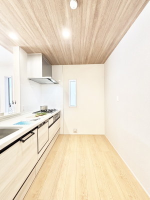 �L�b�`�� �u�₩�ȕ����ʂ蔲����L�b�`���B��������̂Ŗ��邭���C�ɂ��𗧂��܂��B�@