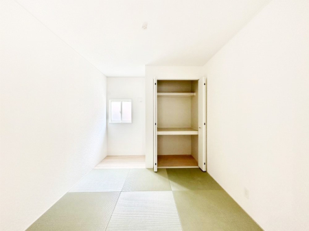 ���̑����� ���r���O�Ɨׂ荇���Ă���a���B�ق��ƈꑧ�ł���a�̋�Ԃ��Y�ꂸ�ɁB 