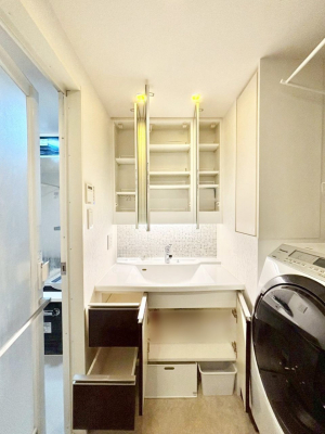 ���̑����� �O�ʋ��̗��ɁA���ϕi��q���p�i�Ȃǂ����[�\�B���ʑ����������ƕۂ��܂��I