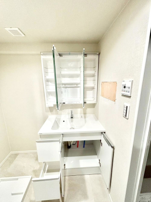 ���̑����� �O�ʋ��̗��ɁA���ϕi��q���p�i�Ȃǂ����[�\�B���ʑ����������ƕۂ��܂��I