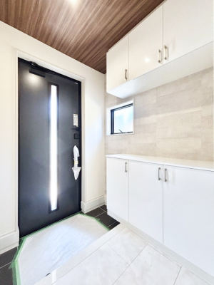 ���� �K���X�X���b�g�̓��������փh�A�������Ɍ���͂��Ă���܂�