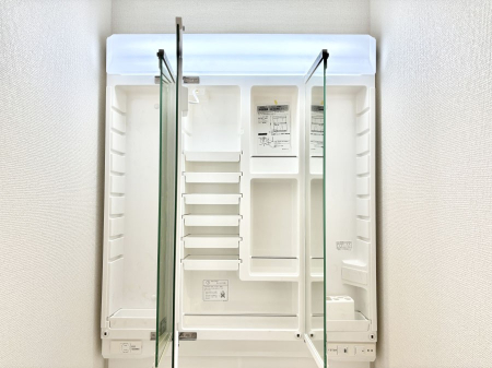 ���̑����� �O�ʋ��̗��ɁA���ϕi��q���p�i�Ȃǂ����[�\�B���ʑ����������ƕۂ��܂��I