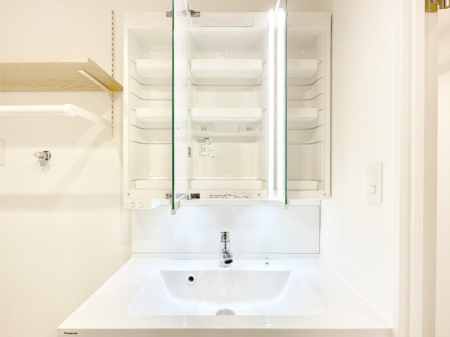 ���̑����� �O�ʋ��̗��ɁA���ϕi��q���p�i�Ȃǂ����[�\�B���ʑ����������ƕۂ��܂��I